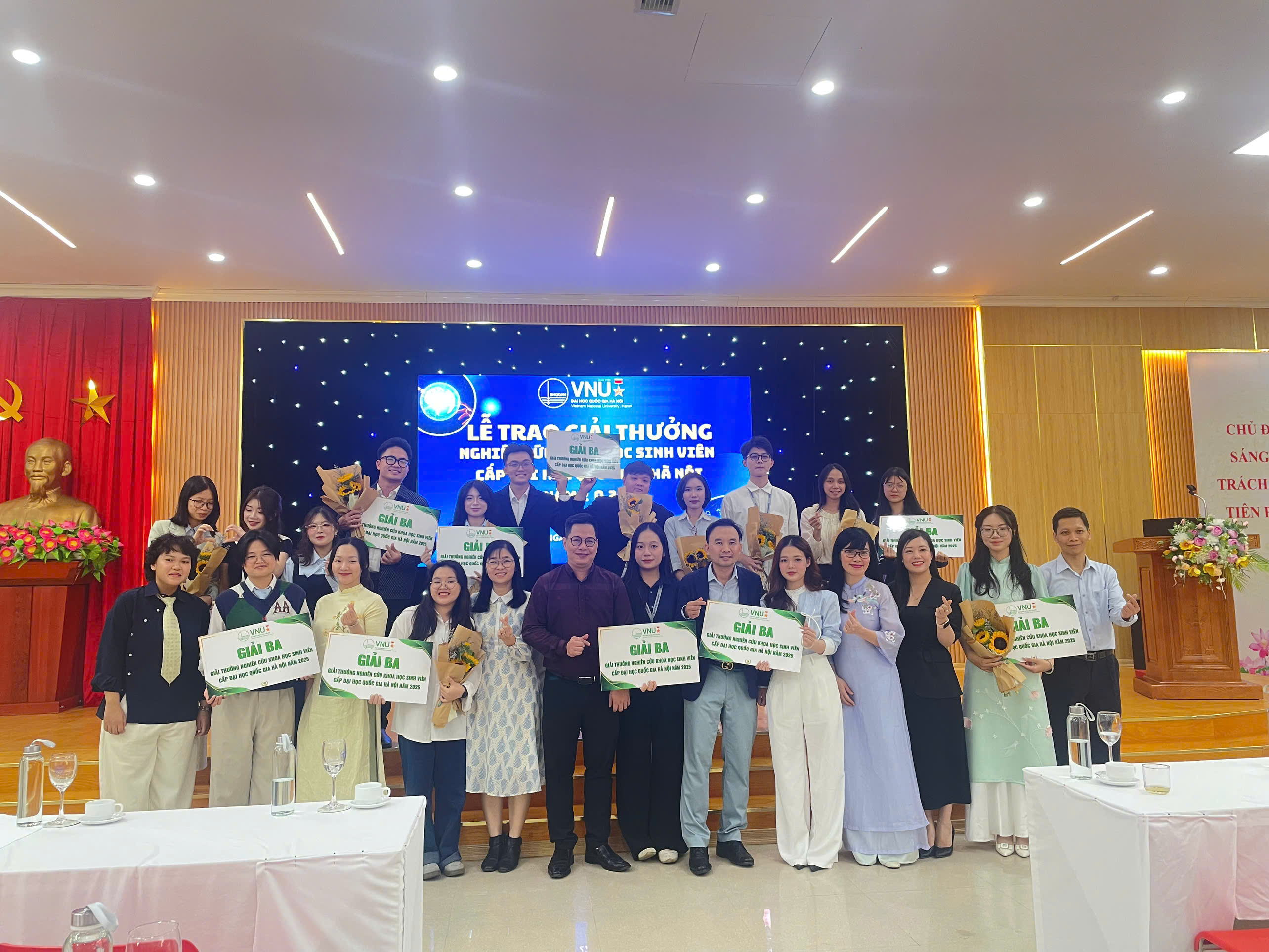 Nghiên cứu khoa học sinh viên cấp Đại học Quốc gia Hà Nội